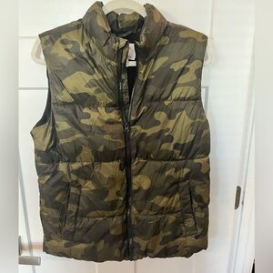 Boys size 14 to 16 Old Navy camo puffy vest